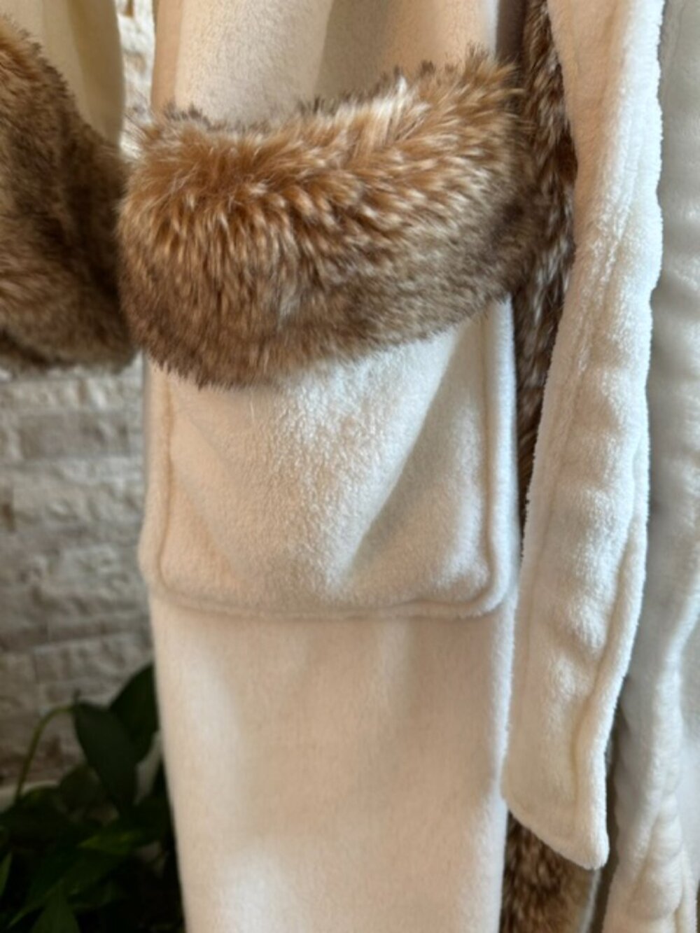 Pottery Barn White Robe with faux fur and hood XL - Picture 3 of 10